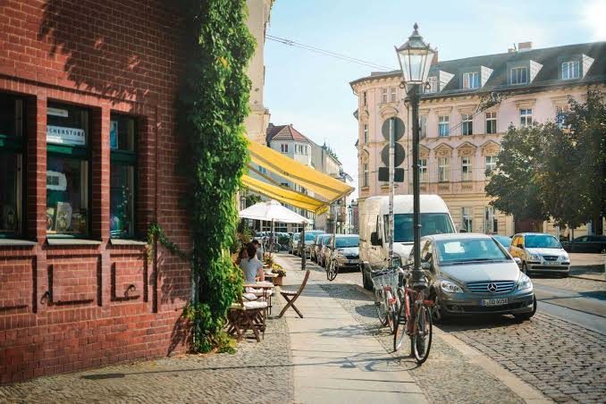 Gasse in der Altstadt Köpenick mit Café und historischen Fassaden