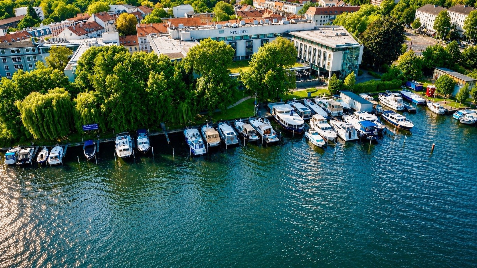 Luftaufnahme des Spree Marine Hafens in Berlin Köpenick mit Steganlage und Booten