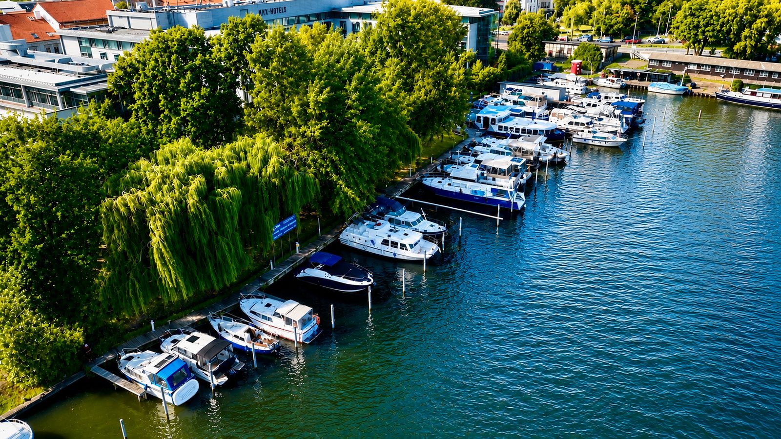 Steganlage der Spree Marine von oben mit Booten an den Liegeplätzen