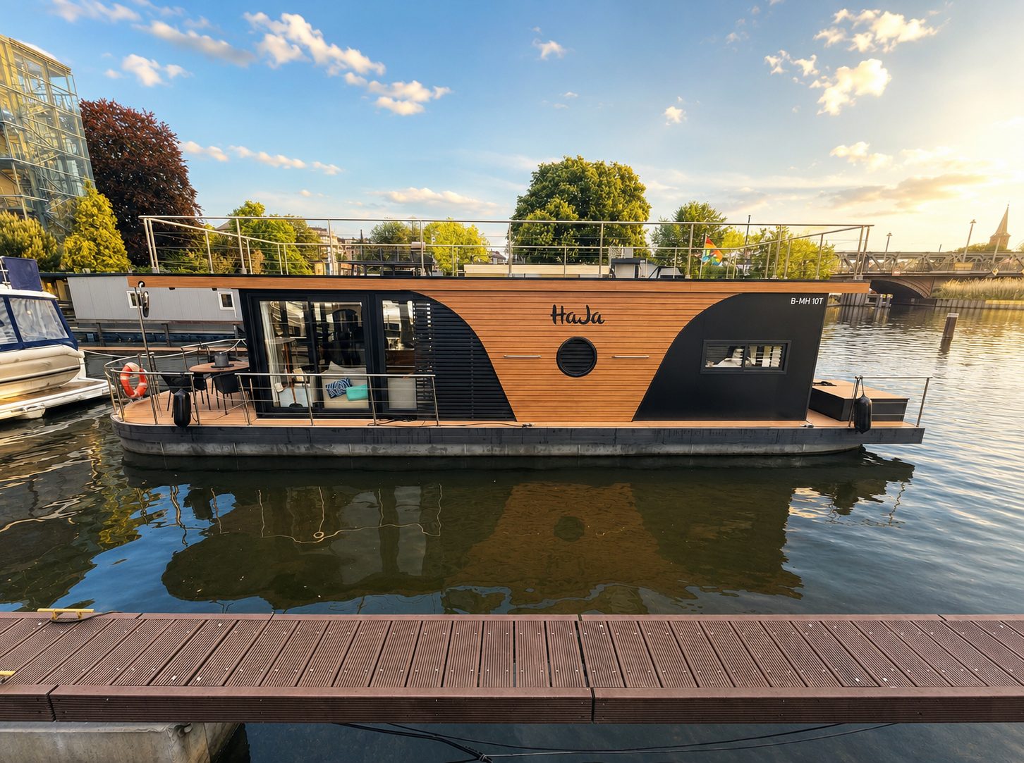 Modernes Hausboot am Liegeplatz im Spree Marine Hafen
