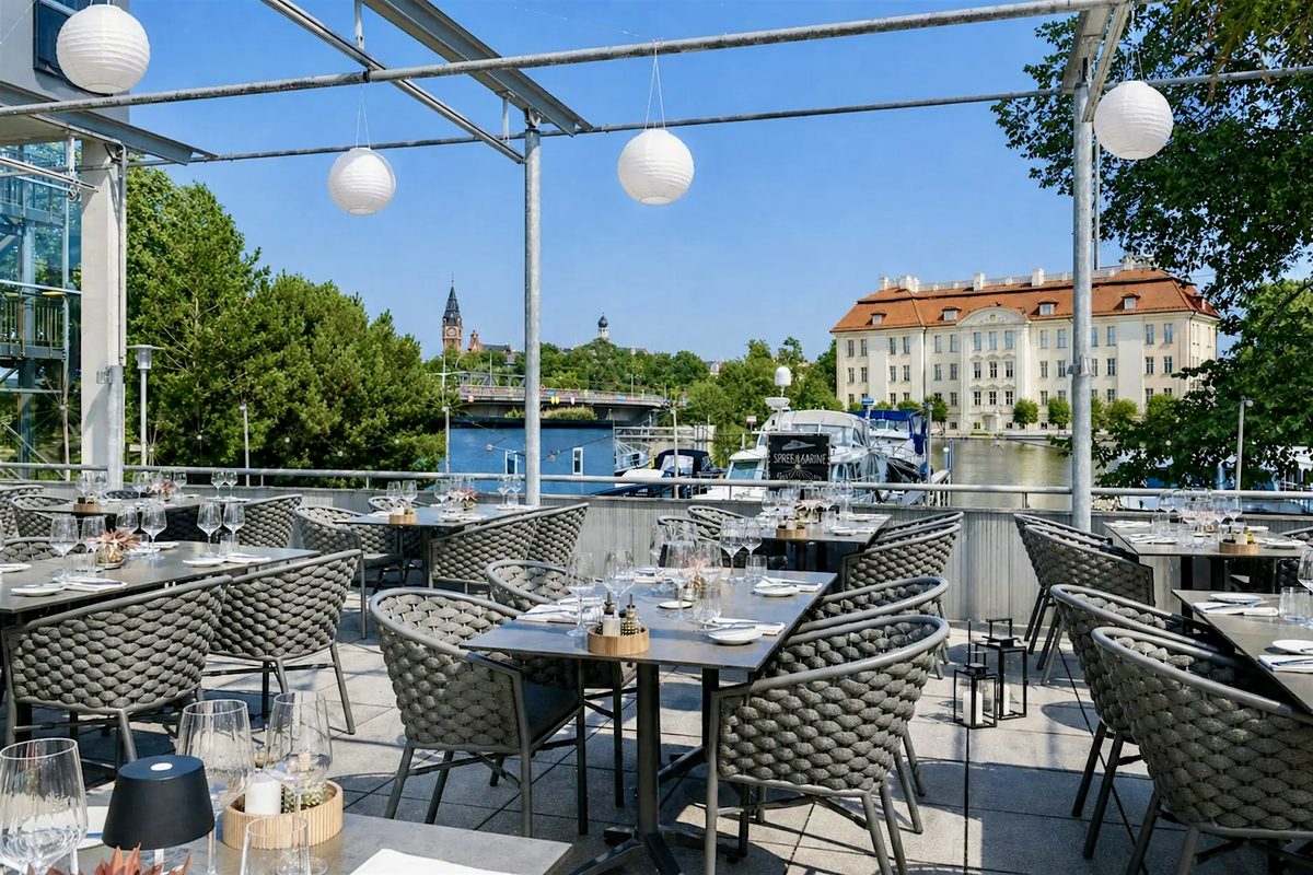 Restaurantterrasse am Hafen mit Blick auf das Schloss Köpenick