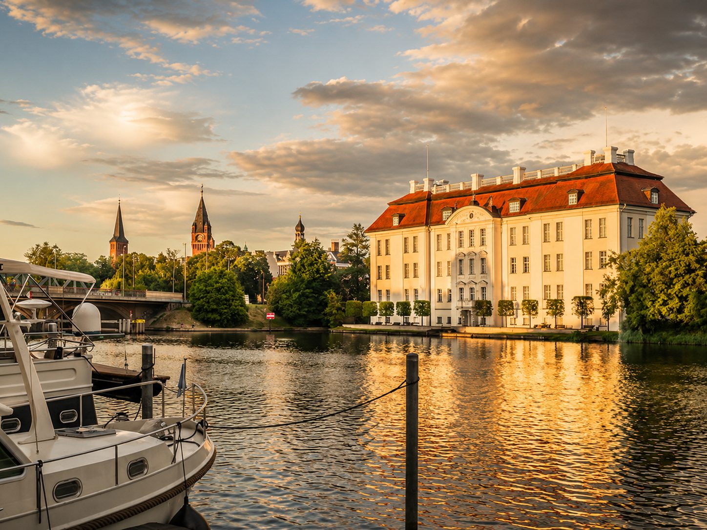 Schloss Köpenick im Abendlicht, vom Wasser aus gesehen