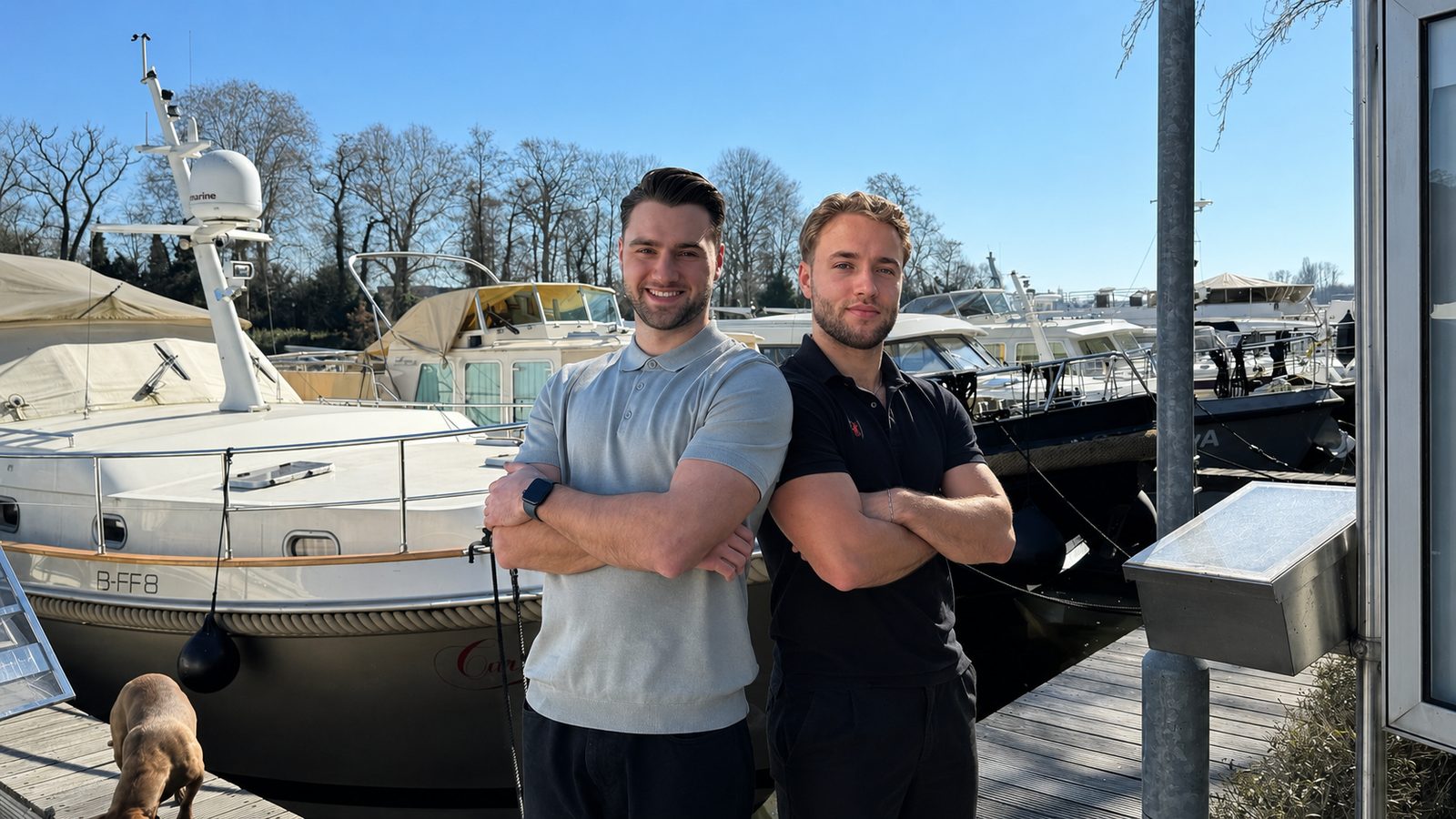 Jasper Reichl und Jonas Wenck am Steg der Spree Marine in Berlin Köpenick