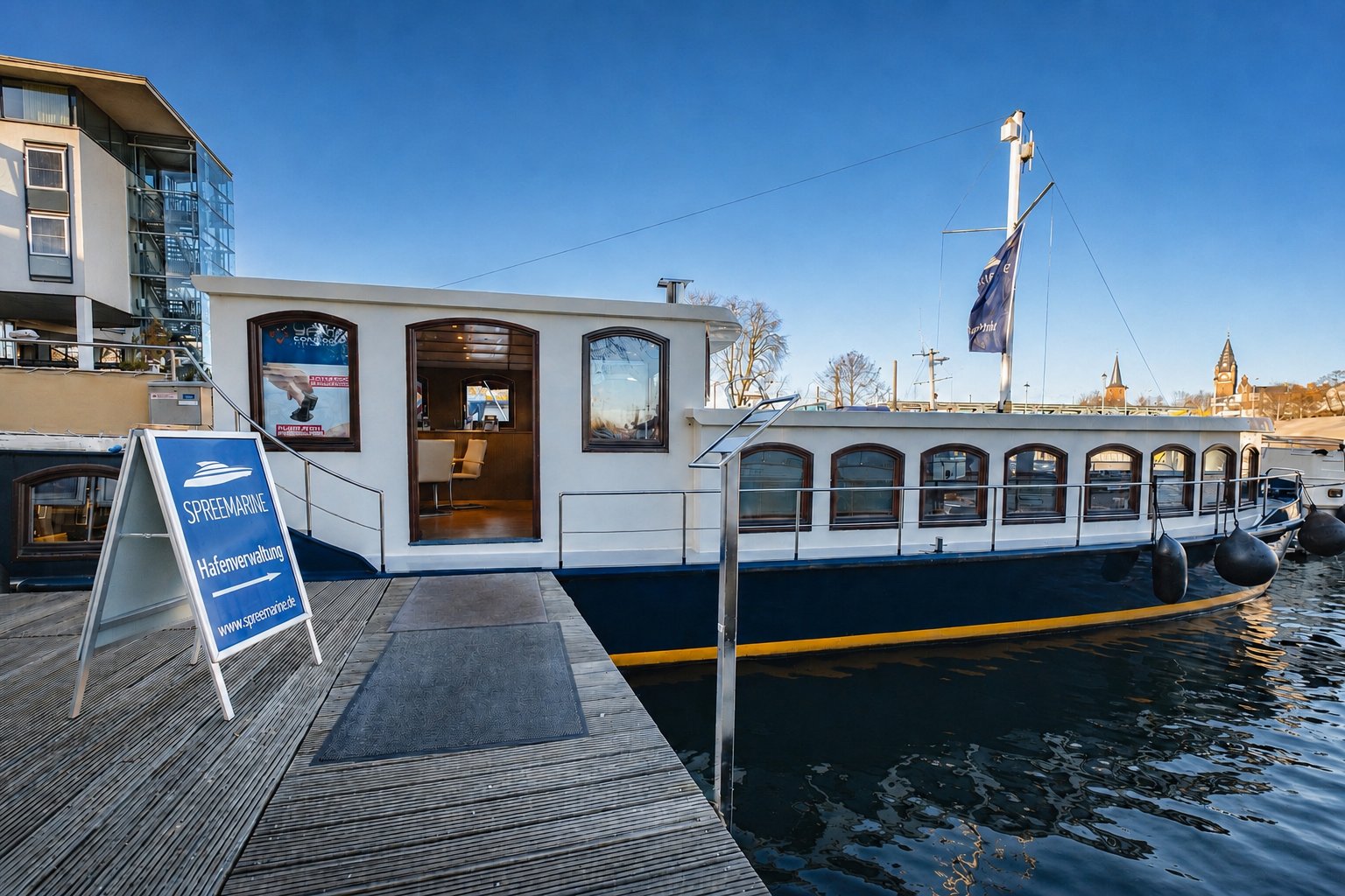 Das Spree Marine Büroschiff am Steg mit Verkaufsbüro-Schild